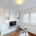 Lägenhet Crown Living Design - Zentral Gelegen, Wlan, Kostenlosem Parkplatz Und Self Check-in, Ideal Fuer Geschaeftsreisende Und Feriengaeste