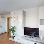 Crown Living Design - Zentral Gelegen, Wlan, Kostenlosem Parkplatz Und Self Check-in, Ideal Fuer Geschaeftsreisende Und Feriengaeste *