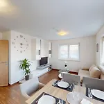 Crown Living Design - Zentral Gelegen, Wlan, Kostenlosem Parkplatz Und Self Check-in, Ideal Fuer Geschaeftsreisende Und Feriengaeste