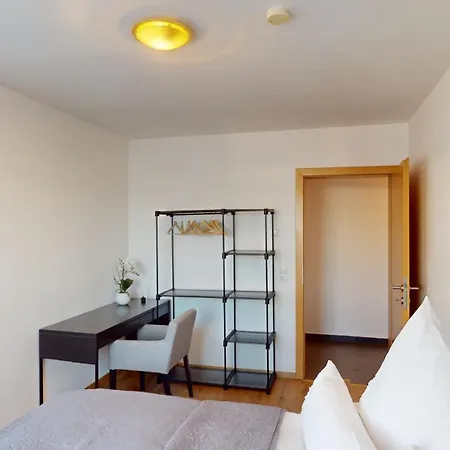 Crown Living Design - Zentral Gelegen, Wlan, Kostenlosem Parkplatz Und Self Check-in, Ideal Fuer Geschaeftsreisende Und Feriengaeste Διαμέρισμα