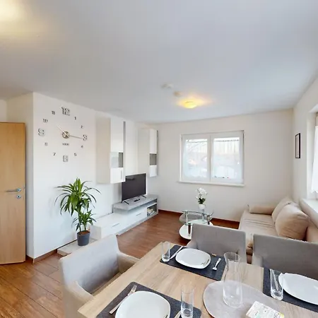 Crown Living Design - Zentral Gelegen, Wlan, Kostenlosem Parkplatz Und Self Check-in, Ideal Fuer Geschaeftsreisende Und Feriengaeste
